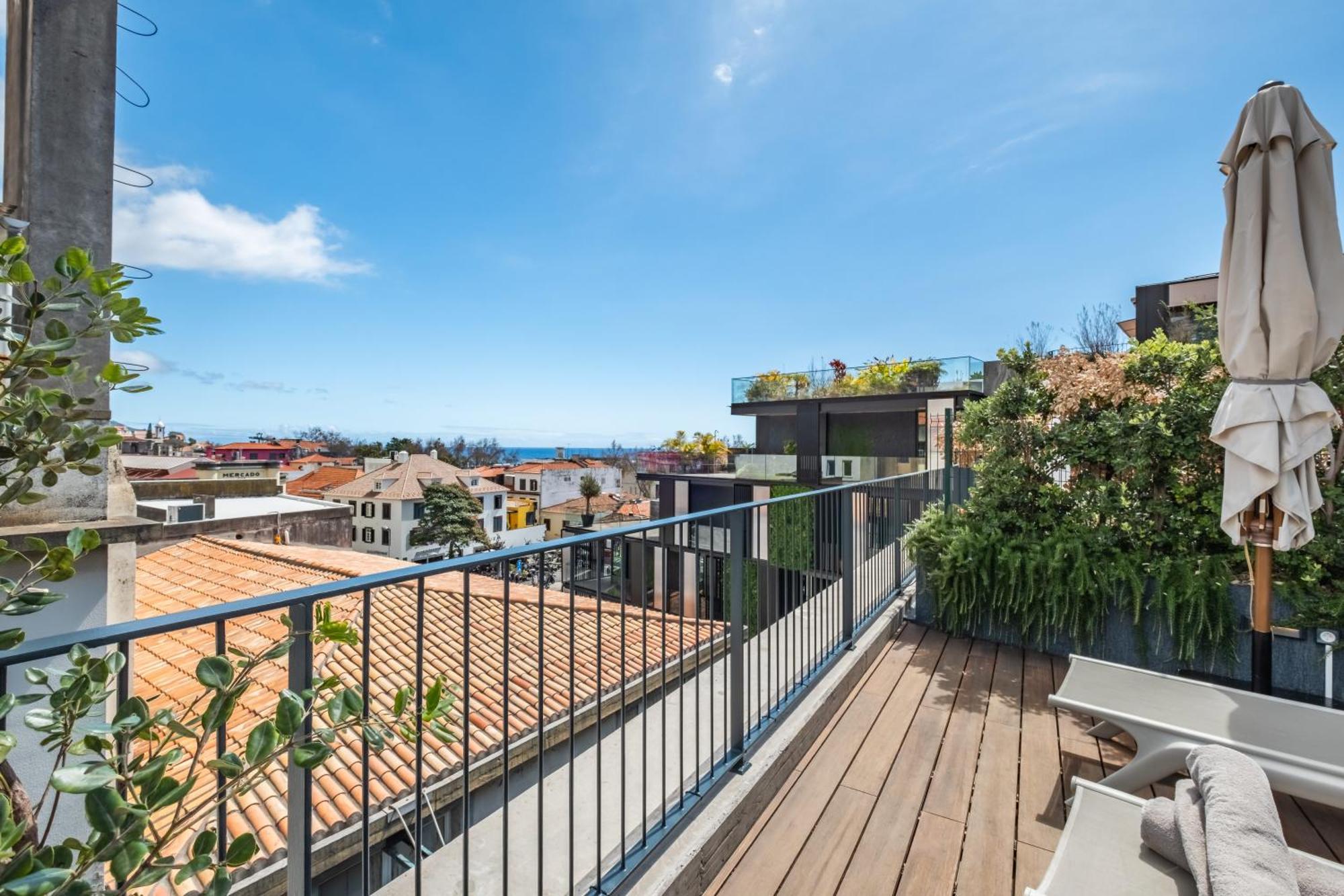 Apartment Terrace, Grill & Infinity Pool At Savoy Insular Funchal (Madeira)